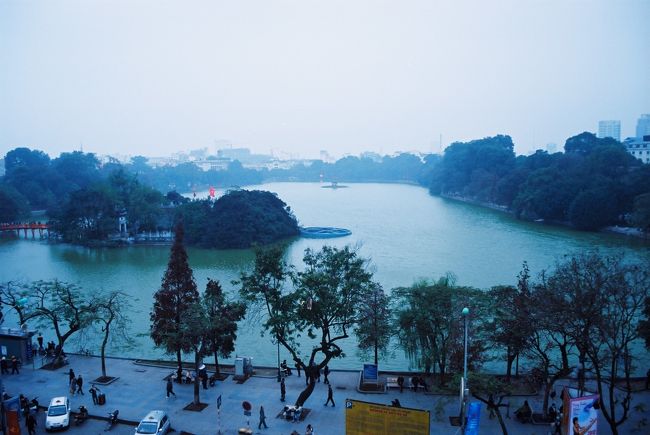 景色はこんな感じです。ホアンキエム湖一望できるけど強風で極寒。日没直前だったので少し暗いです。夏はよさそうです。
