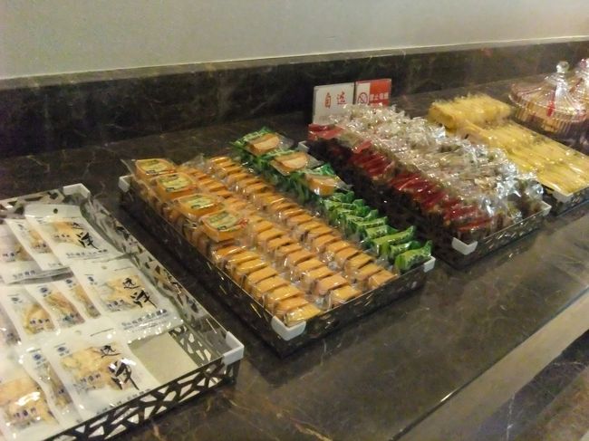 食べ物はお菓子くらい。<br /><br />コーヒー飲んで搭乗ゲートへ。