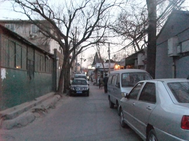 マッサージ130分110元で体をほぐして、これまた定番のマイングコートヤードホステルへ。<br /><br />今日はお客さんが多かったみたいで、４人部屋へ通された。<br />（もともと１０人部屋を予約してるのに、いつもは６人部屋を１〜２人利用が多い。）<br /><br />疲れてたので、シャワーは明日ラウンジで浴びようと即就寝。