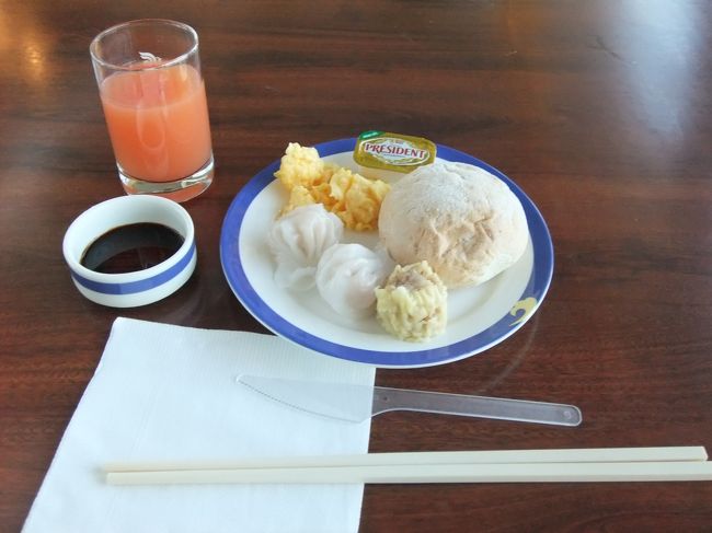 出国後、シャワーを浴びてさっぱり☆<br /><br />さて、朝ごはん♪<br />スクランブルエッグがあったり、点心系もあった。<br />国内線のヒドイ朝食とは大違い。