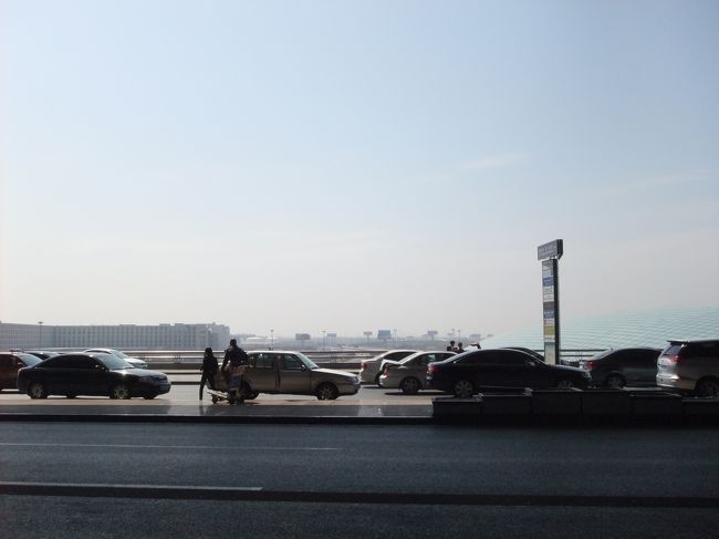 私としては、ウランバートルに行けないんだったら、今日にはソウル入りして日程を繰り上げたかった。特典航空券のルールでは変更NGっぽいことはなんとなく書いてあった気がするけど。<br /><br />ANAのチェックインカウンターでもう一度確認をお願いしたものの、やはりフライトの変更はダメらしい。<br /><br />