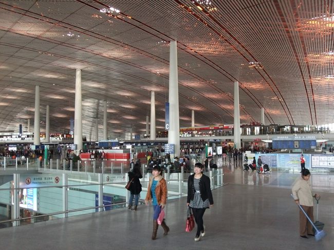 ダメ元でANAの他のカウンタースタッフにもう一度希望を伝えてみるが、やはりダメ。（ANAスタッフは日本語OK！）<br /><br />う〜む。。モンゴル行ってしまおうか・・・！！！<br />となると、帰りの便が遅れた場合が怖い。<br /><br />◆遅延の場合、北京〜ソウルのOZ便を振替は可能か？！<br />→ANAによると、予約している北京〜ソウルのOZ便に乗り遅れた場合、振替どころか、次のソウル〜福岡便にも乗れないとのこと！！<br /><br />それは困る！！と思い、泣く泣く北京〜ウランバートル便は放棄しました。