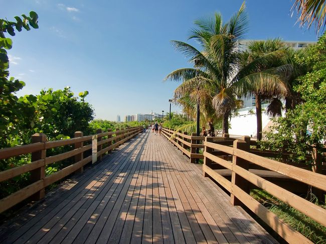 今回はアメリカの中でも有名なマイアミビーチを紹介します。<br />ビーチ沿いに平行に造られている遊歩道。