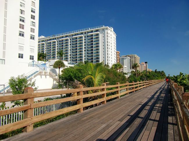 木でできた遊歩道はホテル＆コンド沿いに続いています。<br />