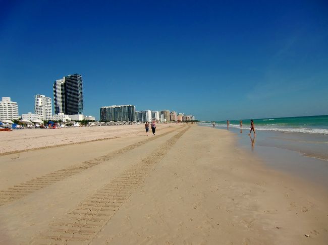 こんな砂浜が永遠？ に続いているんですよ〜。<br /><br />ここはサウスビーチですが、その先北側にビーチは延びています。<br /><br />サウスビーチだけだって長くて、とても歩けたもんじゃないのに・・・ <br />全部歩くいたら何時間位かかるんでしょうね〜？？？<br />