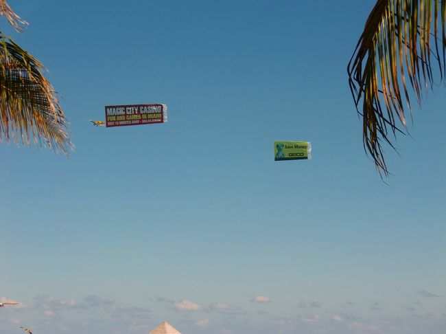 これ、ヘリコプターやセスナ機で引っ張っている<br /><br />広告なんですよ〜！！<br /><br /> <br />