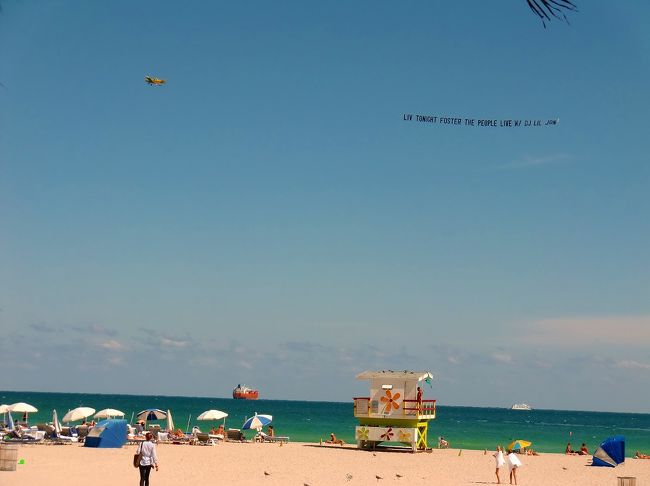 ビーチにいる人に見てもらうために飛んでるんです。<br /><br /> 流石にスケールが違いますよね。<br /><br />でも<br /><br />飛んでくると、みんな見ていましたから・・・宣伝効果大かな？<br />