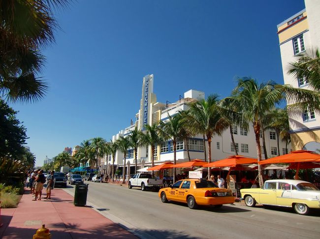 道路に出てきました。ここはオーシャンドライブ。<br /><br />多くの観光客が訪れるマイアミビーチ沿いのメインストリート。。。<br /><br />ホテルやオープン・カフェが軒を並べます。<br /><br />