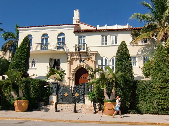 イタリアのデザイナー、故ベルサーチの別荘もこのオーシャン・ドライブ沿いにあります。(現在は会員制ホテル）<br /><br />