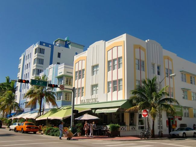 通り沿いにはアール・デコ調の建物が建ち並び、アール・デコ歴史保存地区に指定されています。<br /><br />パステルカラーが可愛い！<br />