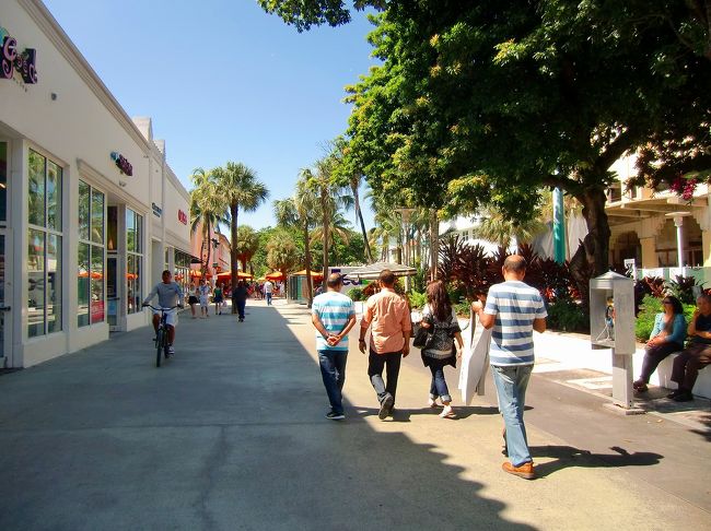 北に少し進むと、マイアミ・ビーチのオーシャンドライブと並んでもう一つの観光スポットのリンカーンロードに出ます。<br /><br />最近はトレンディーなエリアとして脚光を浴びているんですよ。<br />