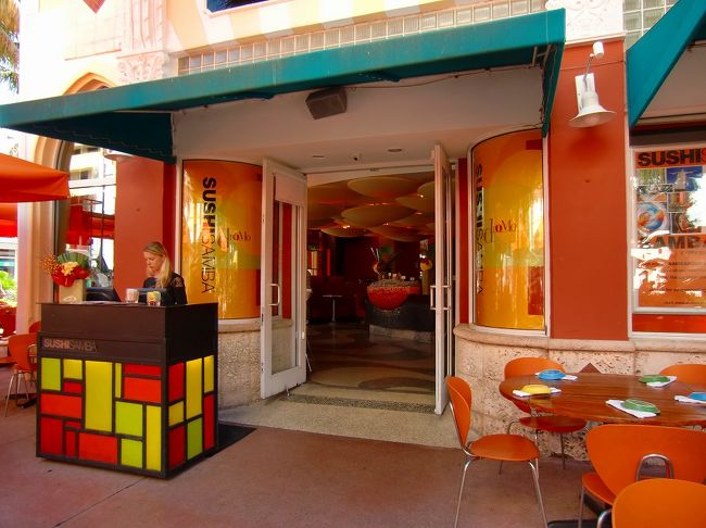 レストランも沢山あって・・・ここは寿司バー<br />お寿司屋さんって感じじゃあ無いですよね。<br />