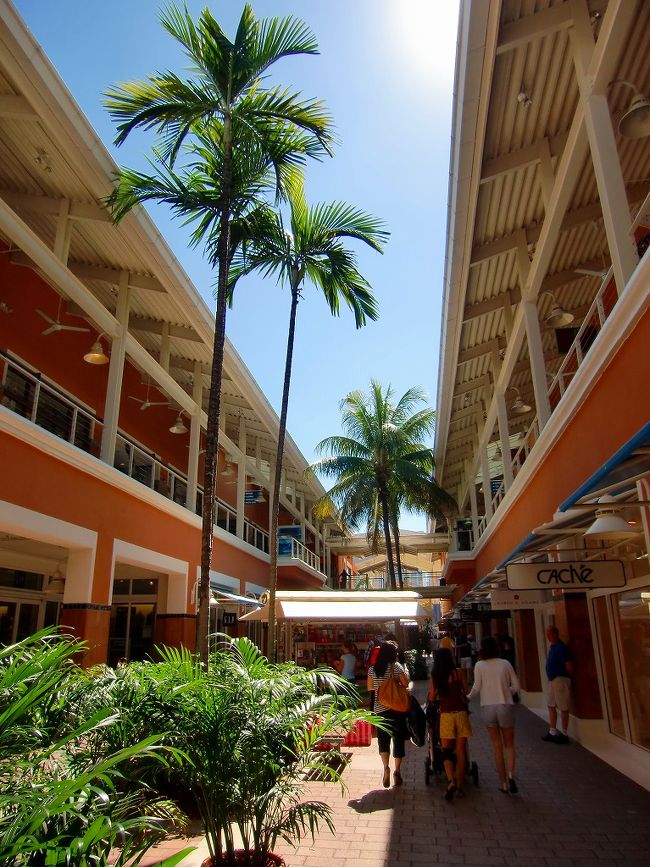 さて次は・・・<br />マイアミもう一つの人気スポット「ベイサイド・マーケットプレイス」。<br />ベイサイド・マーケットプレイスはその名のとおり海に面したマイアミ・ダウンタウンの ショッピング・センターです。