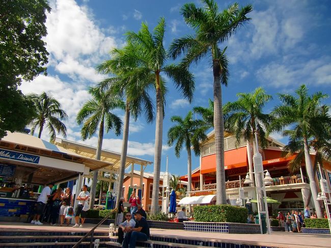 お土産さんや、カジュアルなお店が軒を並べています。<br /><br />