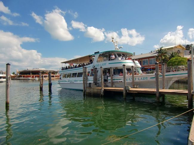 ビスケイン湾内クルーズもここから出発します。 <br />有名人の別荘を見て周るクルーズです。大勢の観光客を乗せて<br />出発〜！！ <br />アメリカの有名人をよく知らない私・・・乗ってもあまり面白くないかナ〜〜 と・・・未挑戦です(*_*;<br /><br />