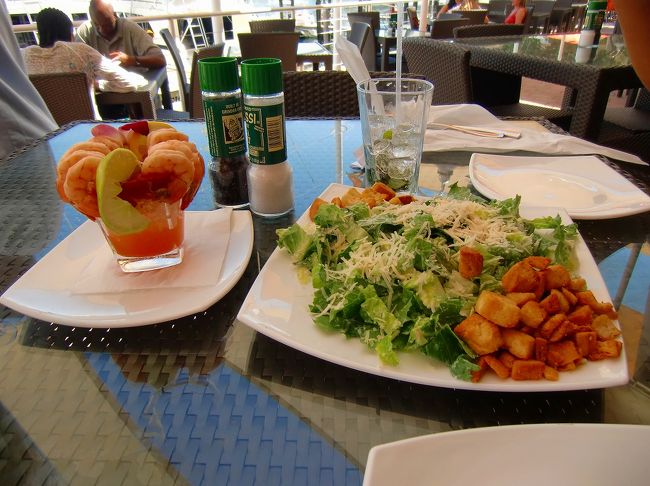 エビのカクテルとシーザー・サラダ