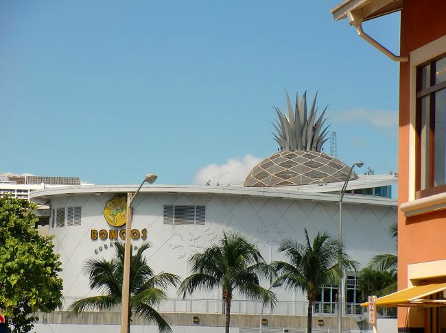 ベイサイド・マーケットプレイスを出た所にあった建物。<br />パイナップル？？ <br /> <br />