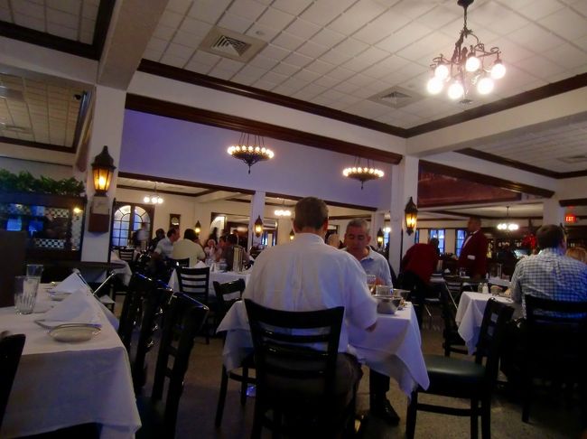 前回行った時は満員で入れずに、翌日に行ったレストランですが、<br />今回は平日の６時頃に行ったので、すぐに案内してもらえました。<br /><br />予約が出来ないお店なので、早めの入店がお勧めです。<br /><br />