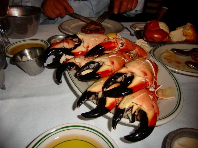 大きなストーンクラブ。爪だけ食べます。