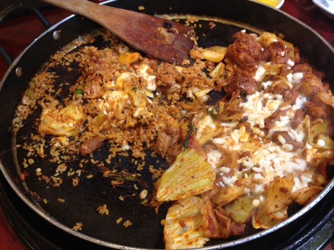 完成！！<br /><br />右はタッカルビ、左はポックンパです。<br />分けて作ってくれました。<br /><br />相変わらず美味しかった〜〜〜〜♪<br /><br />タッカルビ２人前、チーズ、ご飯トッピング、ビールで23.000ウォン（約1600円）くらいでした。<br /><br />