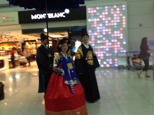 親切な高橋さんに教えてもらって、宿から近くにある空港行きバスに乗って仁川空港へ。<br /><br />ブラブラしてたら民族衣装着た人達が歩いてきました。<br /><br />嬉しくてパチリ。