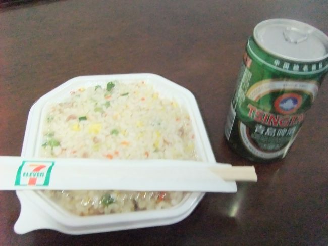 宿まで歩けそうだったので、さらに歩く☆<br />我ながら旅行中はよく歩くな〜。普段の移動はほぼ車なので。<br /><br /><br />帰りにセブンでビールとチャーハンを買って宿で地味〜にご飯。<br />グリンピースだけよけて食べました。