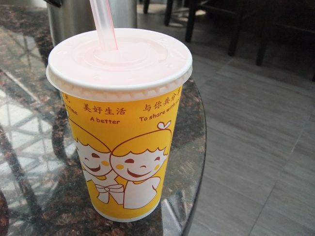 食後は隣のお店でスイカジュースをテイクアウト。<br />