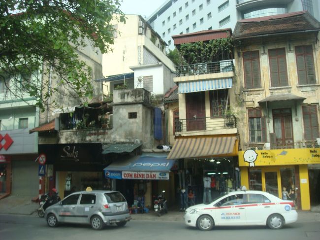 戦火を免れ古びた建物が多い