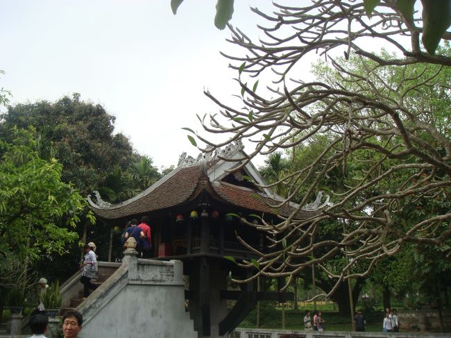 一柱寺　リー・タイ・トーが建立<br />一本の柱の上に<br />仏堂がある。蓮の上で子供を抱く観音様<br />の夢で子供を授かり1049年建てる