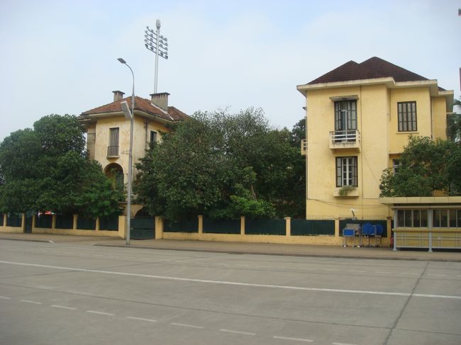 　通りは車が少ない