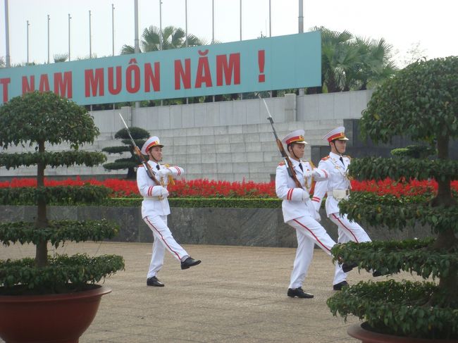 ホーチミン廟<br />広報にベトナム万歳と書かれてある