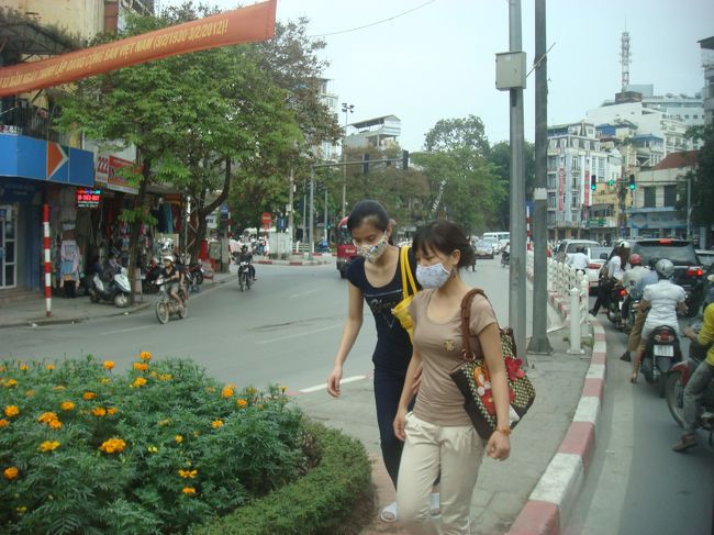 旧市街ハノイ３６通り付近<br />バイクの埃が気になる
