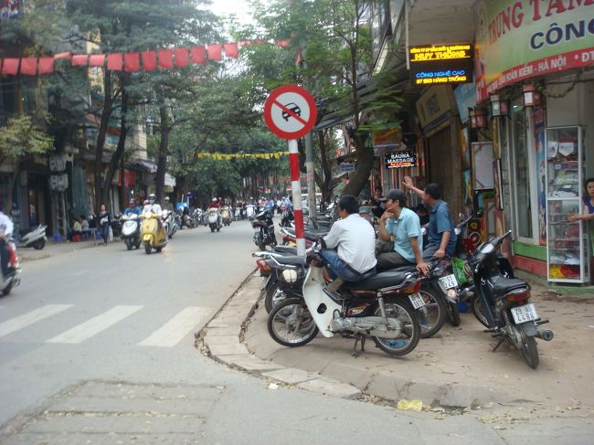 横断歩道のしるしは在るが信号がない<br />横切るとバイクが交わしてくれる