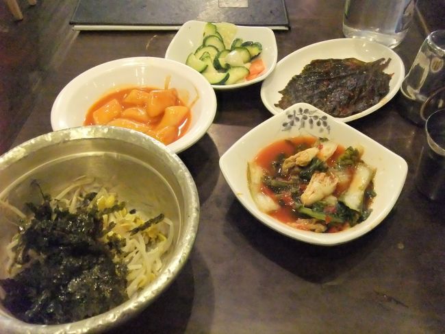 お腹はまだすかないけど、今度こそ食べたかったチョンウォンスンドゥブへ。<br />平日ランチ時だったので、行列とまではいかないけど並んでた。<br />１０分弱くらい待って席へ。