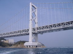 大鳴門橋です。
鳴門海峡のちょうど渦潮ができるあたりにあります。
建設はさぞ大変だったことでしょうね。
