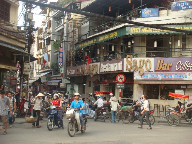 旧市街は専門店がひしめく金・銀・紙仏具・絹<br />その専門店の種類にちなんで付いた通りが36在ったので<br />ハノイ36となったそうだ