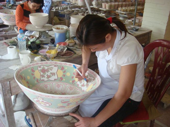 ベトナムを代表する陶器白地に赤や青で花柄や<br />トンボ柄、工房は整理整頓、体験工房もある