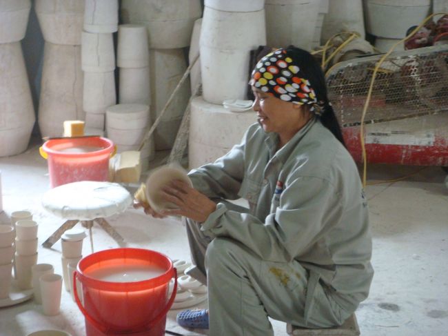 カウ川の上流で採取した粘土をろくろを使って形成してる<br />バっチャン焼きは液状の粘土を型に流し込む、乾燥、絵付<br />窯へ1200度で6時間焼く
