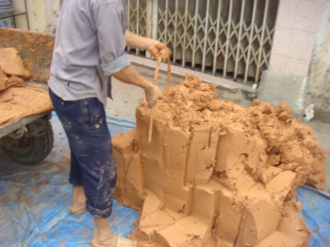 車から降ろされた粘土