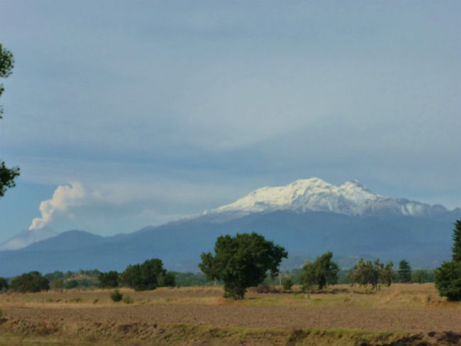 13名＋子供4人の潜水隊一行と出発！<br />途中で活火山のポポカテペトル(5465m）とイスタシワトル（5230m）がよく見えました。<br />どちらも最近の乾季としては季節はずれな雨で上の方は雪になったのか？冠雪していて綺麗でした。