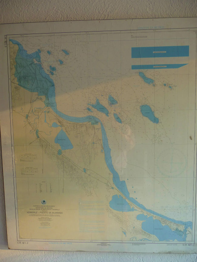さて、此れがVeracruz近辺のダイブスポットが描かれた海図ですが、青い色の所はコーラル・リーフだそうです。こんな大きな街の目の前がサンゴ礁だらけ！<br />今回は海岸から離れた2箇所のサンゴ礁のスポットと海底３０ｍに沈んだ沈船スポットに2日に渡って計4本のボートダイブです。気温は33度もあってとても暑いです。