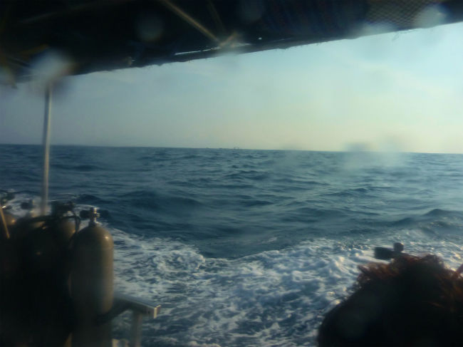 初日の最初のスポットは写真正面に小さくぽつんと何か見える所、Anegada de Adentro島のColas de Gatoというスポットで40分、最大深度15mぐらいのさんご礁でウツボやハタ、チョウチョウウオ、グレイ・エンゼルフィッシュの群れなどが見れました。<br />残念ながら未だ水中の写真は撮れません。<br />防水コンデジと防水ケースを買わなきゃ！