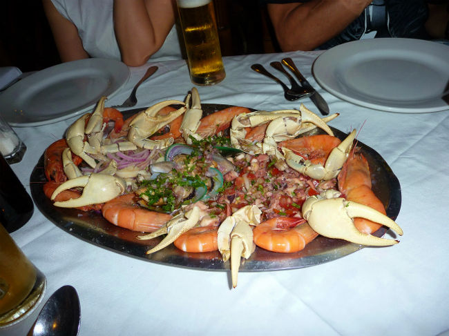 さて夕食はお待ちかねのシーフード！<br />これはカニの爪と茹でエビとセビーチェ！