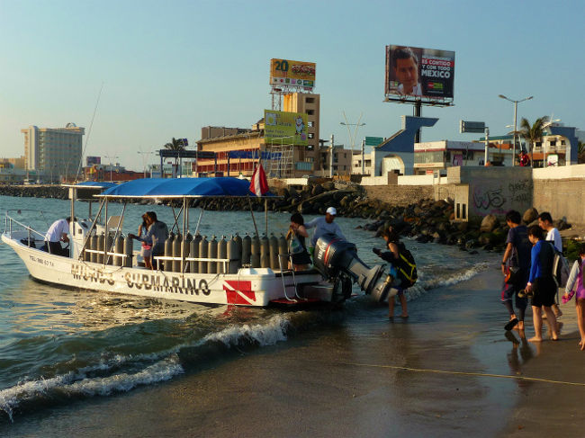 ショップの前の海岸から皆で船に乗り込みます。<br />日本人だけで13人＋子供4人なので貸切りです。