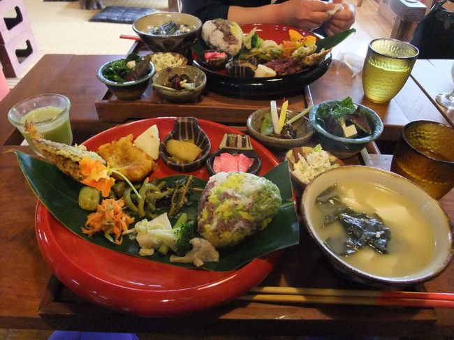 昼食はカフェ「がらまんじゃく」で薬膳定食。七穀のおにぎりに季節の野菜が付きます。写真の他に食前の薬草ジュースも出ます。