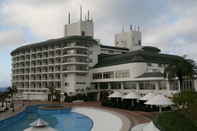 3日目のホテルは沖縄かりゆしビーチリゾートオーシャンスパ。チェックインの後で夕日がきれいな瀬底ビーチへ行きましたが曇っていたので良い写真は撮れませんでした。残念！<br />夜ホテルの前の大型テントで島唄のライブがありました。沖縄の言葉はよくわかりませんでしたが、沖縄民謡に聞きほれ、最後に観客全員とカチャーシー(手踊り)を踊りました。