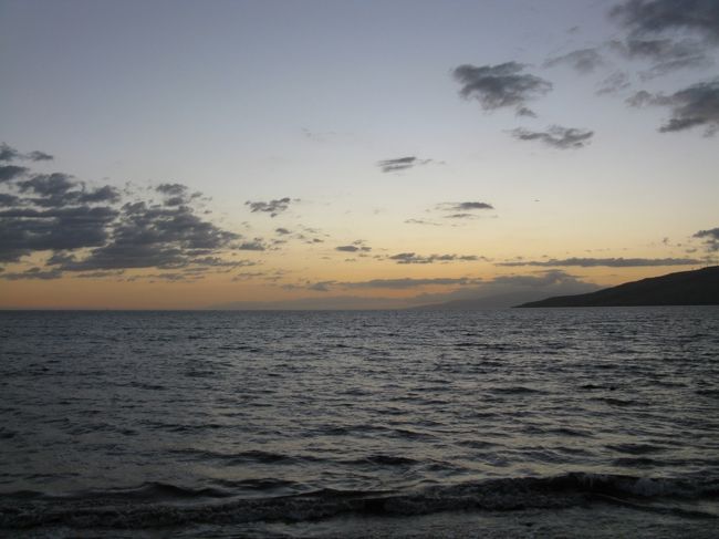 いつもそうですがホテルに着くと緊張が取れてついついうたた寝。（エアコンがきいたせいも有りますが。）ということで日没を見過ごした跡の写真です。安いだけあってコンド風のキッチン無しホテルといった感じなのでこの後来るまで30分ほど走ってショッピングモールのレストランでディナーして、就寝です。