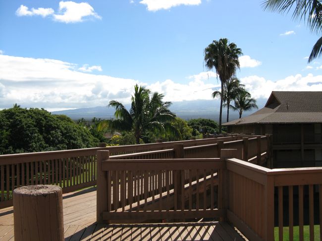 ホテルの渡り廊下から山側を望みます。<br />このホテルは道路を渡って海岸沿いにも部屋があり、ちょうど日本の海の家がホテルになった感じの位置でした。