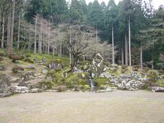 諏訪館跡庭園。
諏訪館は朝倉義景の妻「小少将」の館で、その庭園は遺跡の中でも最も規模の大きいものです。