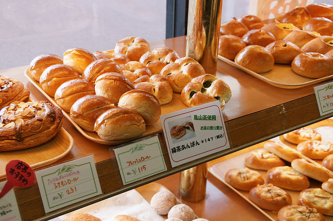 ●緑茶あんぱん＠亀乃尾<br /><br />“亀山茶使用”と書かれていたら、ご当地物、即購入しました。<br />名古屋に向かう混雑した快速電車の中で、美味しく頂きました。